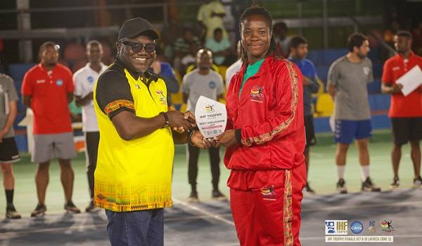 • Mary Dodoo receiving her award from Mr Nannerman