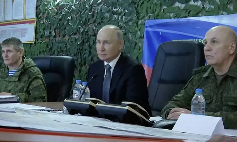 • President Putin with Col Gen Mikhail Teplinsky (left) and Col Gen Oleg Makarevich (right