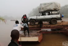 • Congolese workers expelled from Angola cross a river on the road to Tshikapa in Kasai accident