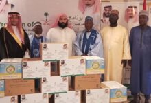 Mr Al-Bakr (left) handing over the dates to the representatives of the muslim organsiations. Fourth on the right is Mr Al-Nugaimishi