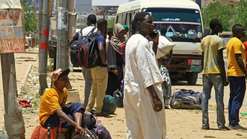 • Residents flee Khartoum as fighting continues