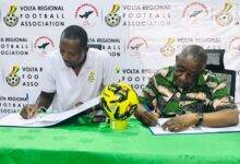 • Mr Ayivor (right) and Mr Agbogah signing the sponsorship dealtteh