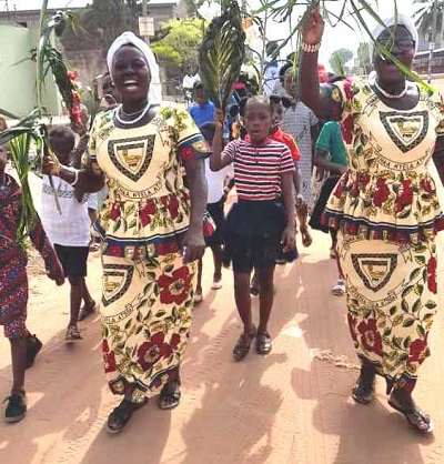 Church members from the Presbyterian church of Ghana on the street singing