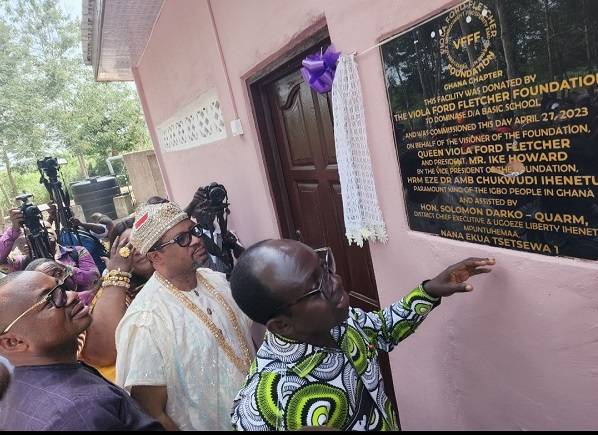 the Igbo King (in white) reading the inscription on the unveiled plaque