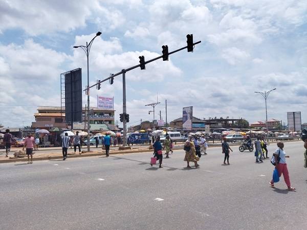 The dysfunctional traffic light at Lapaz and the faded zebra crossing put the lives of pedestrians at risk.