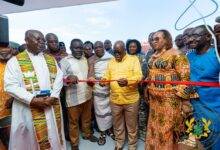President Akufo-Addo (middle)cutting the tape to open the facility for use