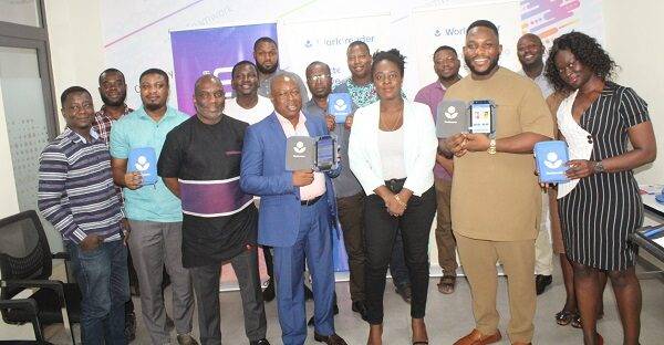 Mr Leslie Ofosu Tettey (middle), and some journalists displaying the worldreader app. Photo. Ebo Gorman