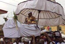 Nana Kwadwo Conduah VI, in a palanquin during a procession of chiefs to the durbar grounds