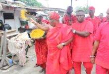 Nii Gbese (middle) sprinkling the kpokpoi
