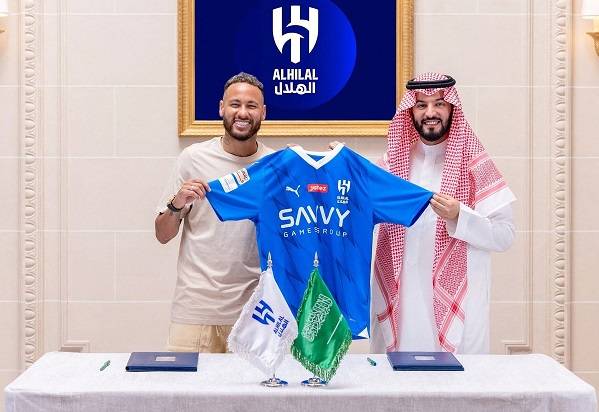 • Neymar with chairman of the Board of Directors of Al-Hilal Fahad Bin Saad Bin Nafel