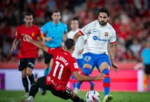 • Barca’s Gundogan (22) in a tussle for the balll with Costa during the game