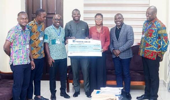 Latif Lawrence Jorhowie, SRC President of the UCC (middle), displaying the cheque