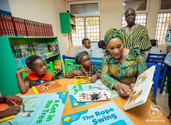 Mrs Bawumia reading to the pupils