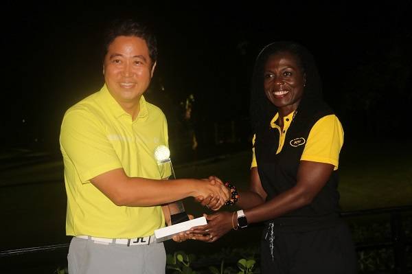 Kojo Choi (left) receiving his trophy from Ms Wiafe