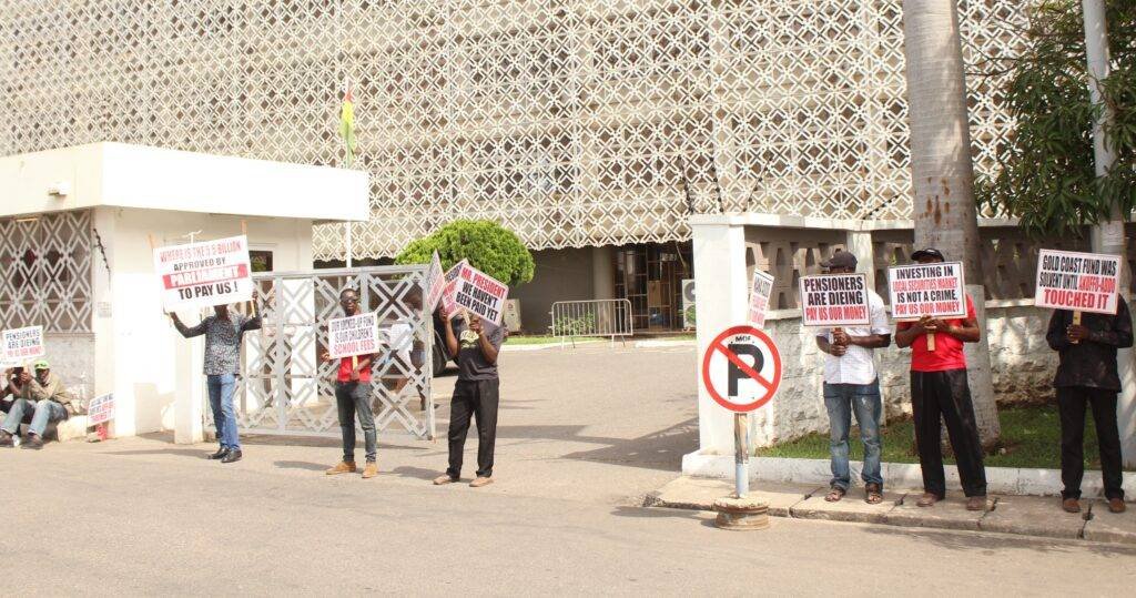 61 aggrieved customers of former Gold Coast Securities picket… but SEC appeals for calm