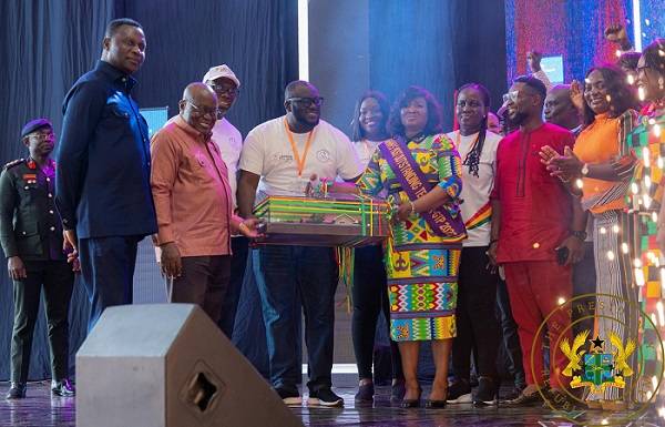 President Akufo-Addo(second fom left) presenting the most outstanding teacher prize to Faith Aku Dzakpasu. With them are other dignitaries