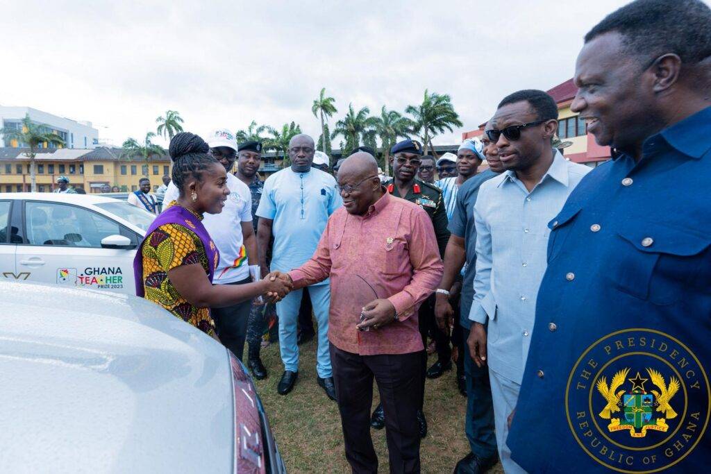 President Akuo-Addo(middle) presenting the first runner up prize to Ms Issabella Wussah