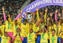 • Sundowns players celebrating with the trophyria