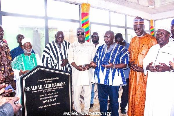 • Dr Bawumia (third from right) and other officials saying prayers during his visit to the tomb