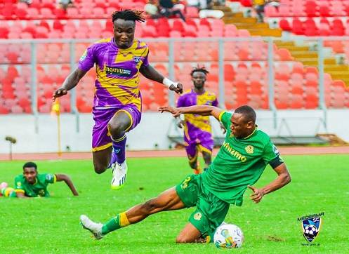 • Medeama’s Jonathan Sowah skips a lunge from a Young Africans defender