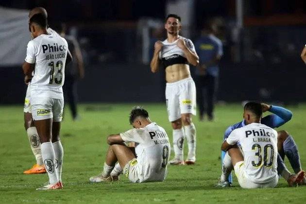 Santos players dejected after the final whistle