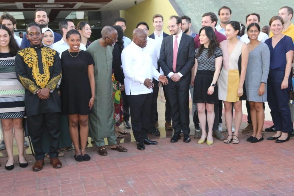 • President Akufo-Addo (fourth from left) in discussion
with the delegation from Harvard University