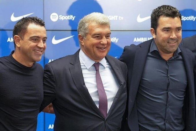• Xavi (left) with Barcelona board member Laporta (middle) and Deco