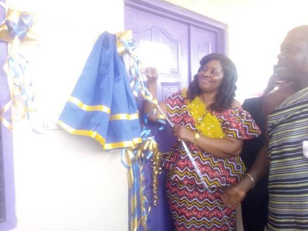 Dr Odame unveiling the plaque