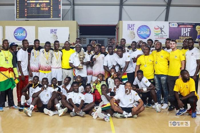 • Nii Lante Bannerman (with trophy) flanked by players and officials of the handball team