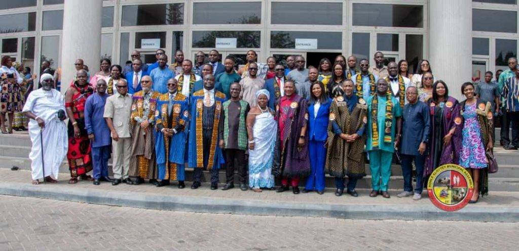 • Nii Adjei Tawiah (4th from right) and
dignitaries after the awards ceremony