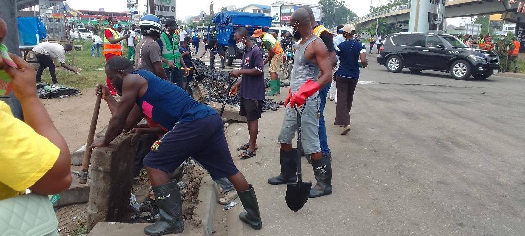 Ghana: Massive clean-up at Kwame Nkrumah Interchange Ghana: Massive clean-up at Kwame Nkrumah Interchange